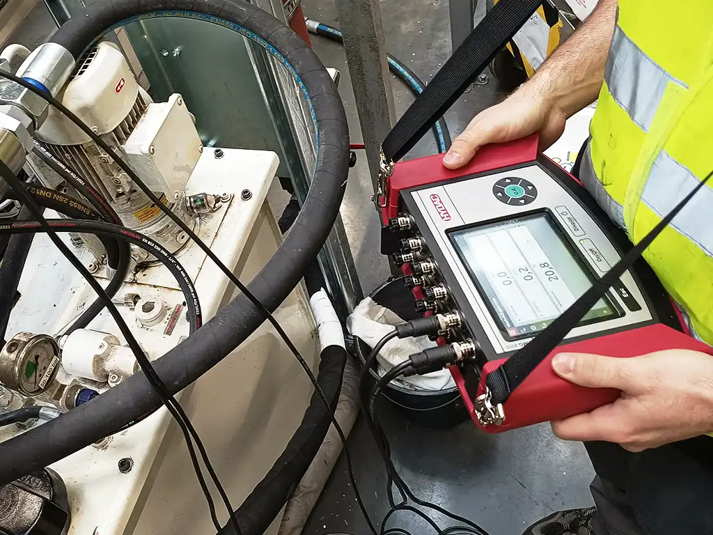 Service et diagnostic de flexibles industriels à l'aide d'appareils de diagnostic.